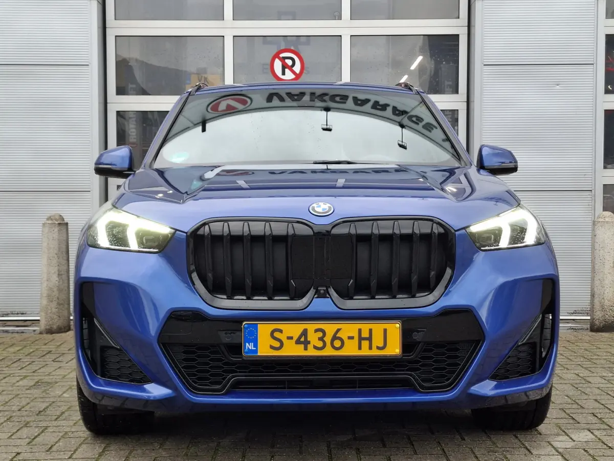 xDrive25e | Onderhoud t/m 2030/120.000km | Navigatie/Carplay | LM Velgen 19" | Voorstoelen/Stuur Verwarmd | Elektrisch Panoramadak | Lederen bekleding | 360 Camera |