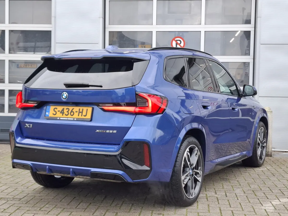 xDrive25e | Onderhoud t/m 2030/120.000km | Navigatie/Carplay | LM Velgen 19" | Voorstoelen/Stuur Verwarmd | Elektrisch Panoramadak | Lederen bekleding | 360 Camera |