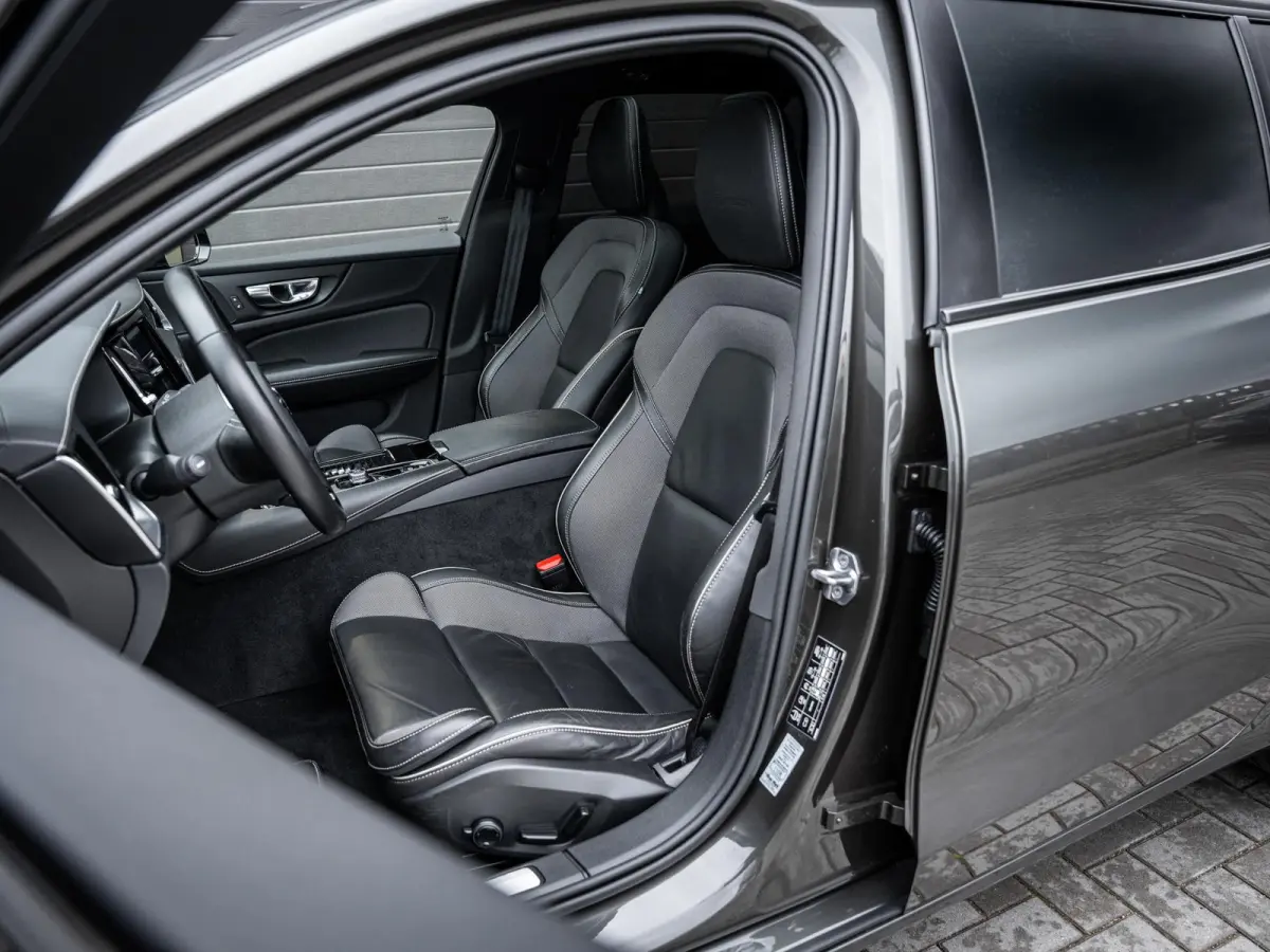 2.0 T8 Recharge AWD R-Design - Pano l ACC l 19'' l 360cam l Memory l HUD