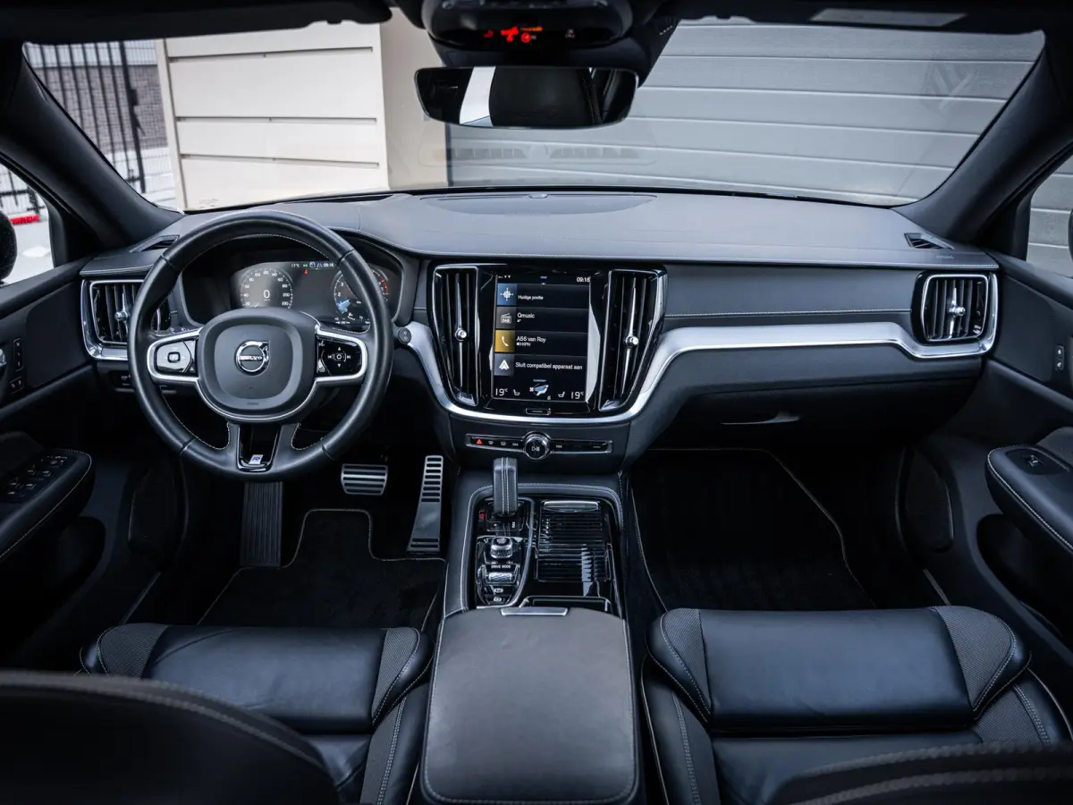 2.0 T8 Recharge AWD R-Design - Pano l ACC l 19'' l 360cam l Memory l HUD