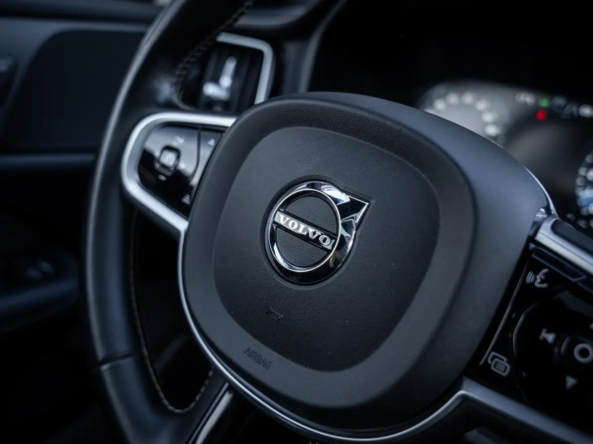 2.0 T8 Recharge AWD R-Design - Pano l ACC l 19'' l 360cam l Memory l HUD