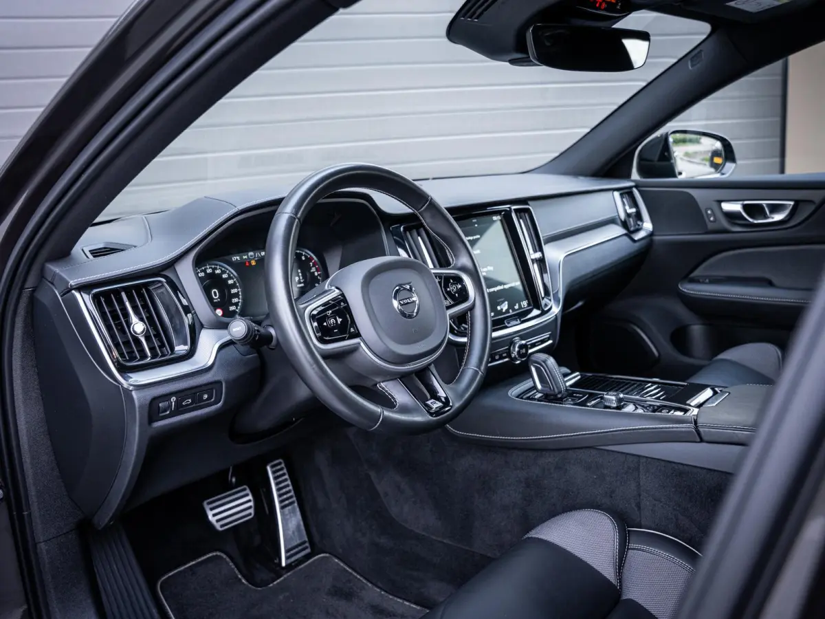 2.0 T8 Recharge AWD R-Design - Pano l ACC l 19'' l 360cam l Memory l HUD