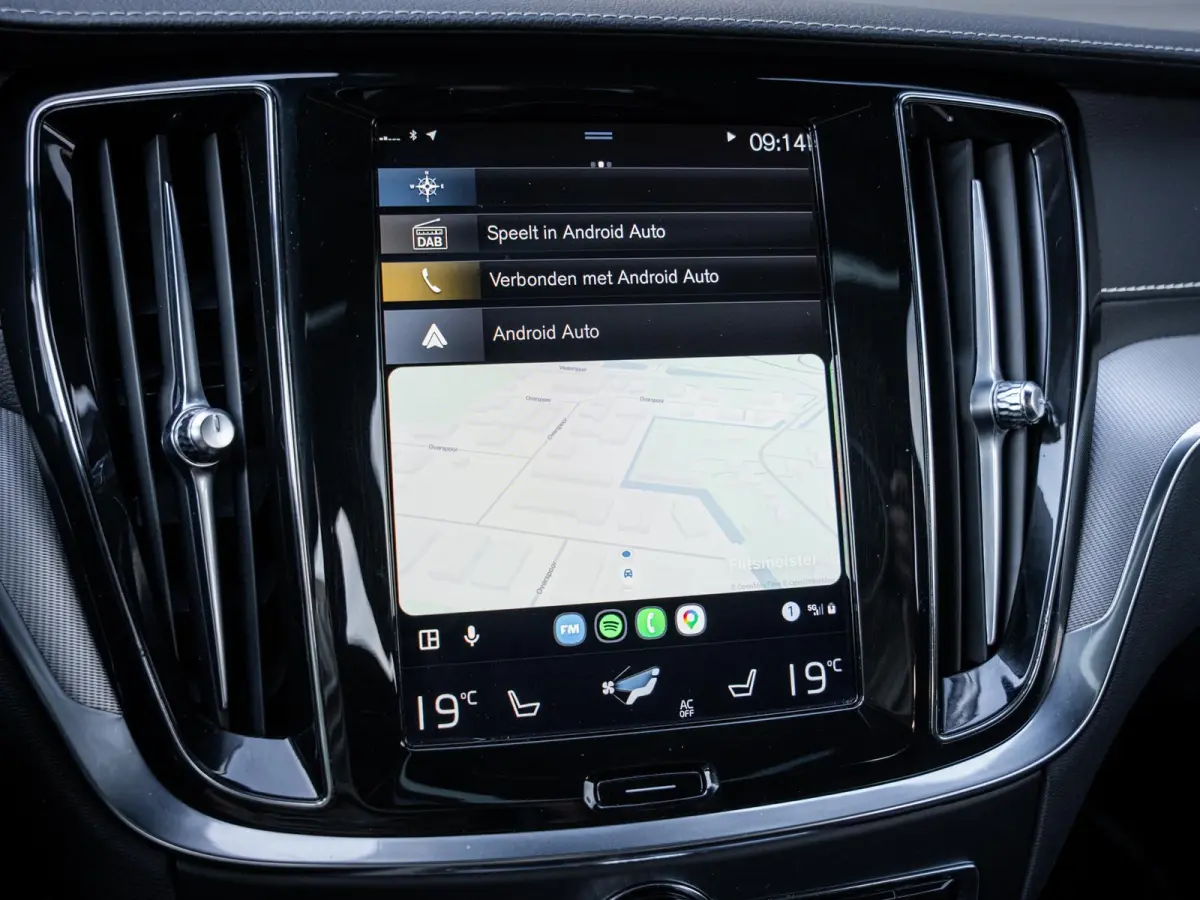 2.0 T8 Recharge AWD R-Design - Pano l ACC l 19'' l 360cam l Memory l HUD