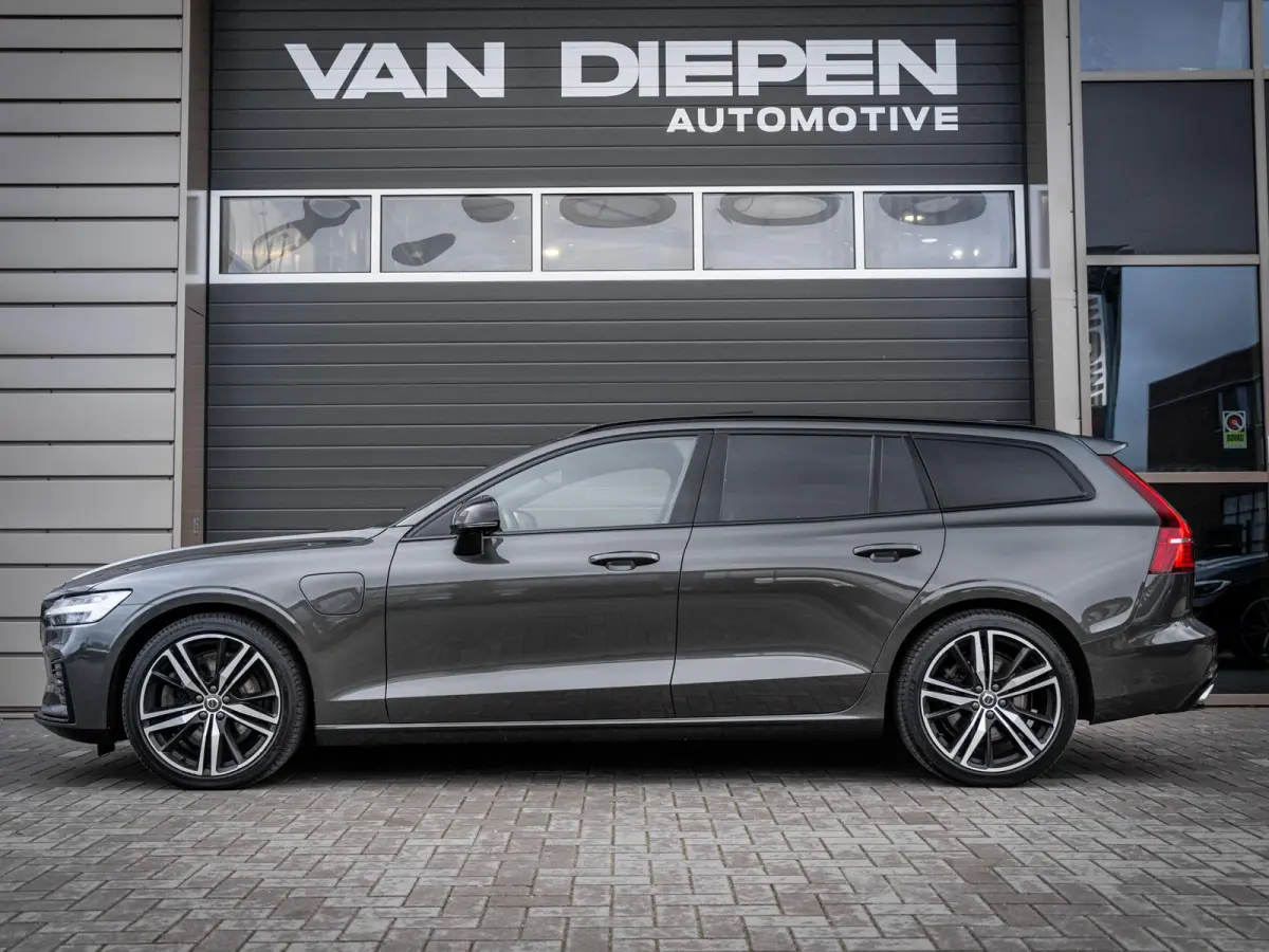 2.0 T8 Recharge AWD R-Design - Pano l ACC l 19'' l 360cam l Memory l HUD