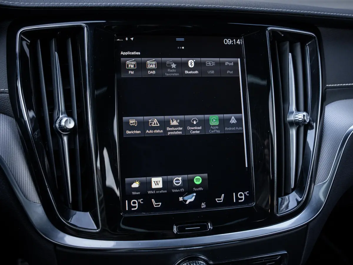 2.0 T8 Recharge AWD R-Design - Pano l ACC l 19'' l 360cam l Memory l HUD