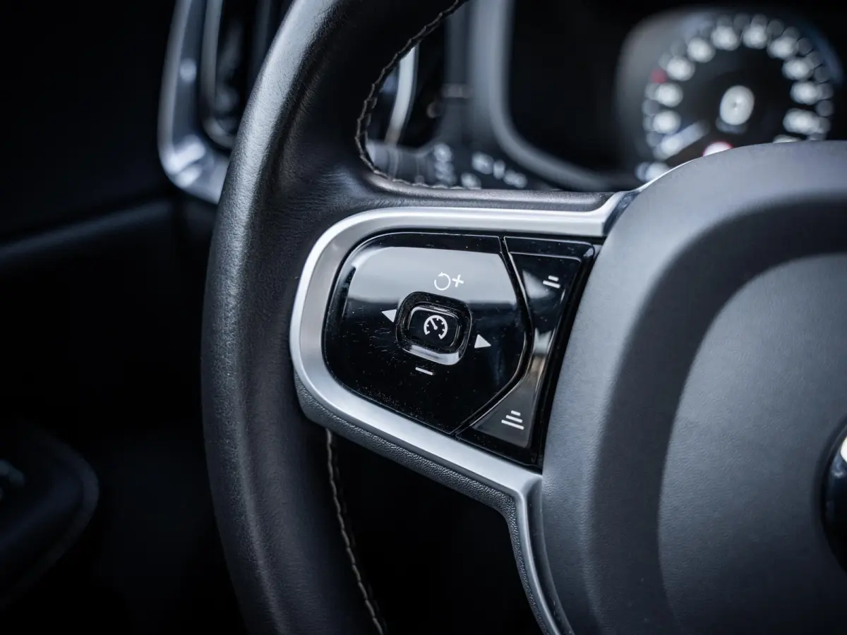 2.0 T8 Recharge AWD R-Design - Pano l ACC l 19'' l 360cam l Memory l HUD