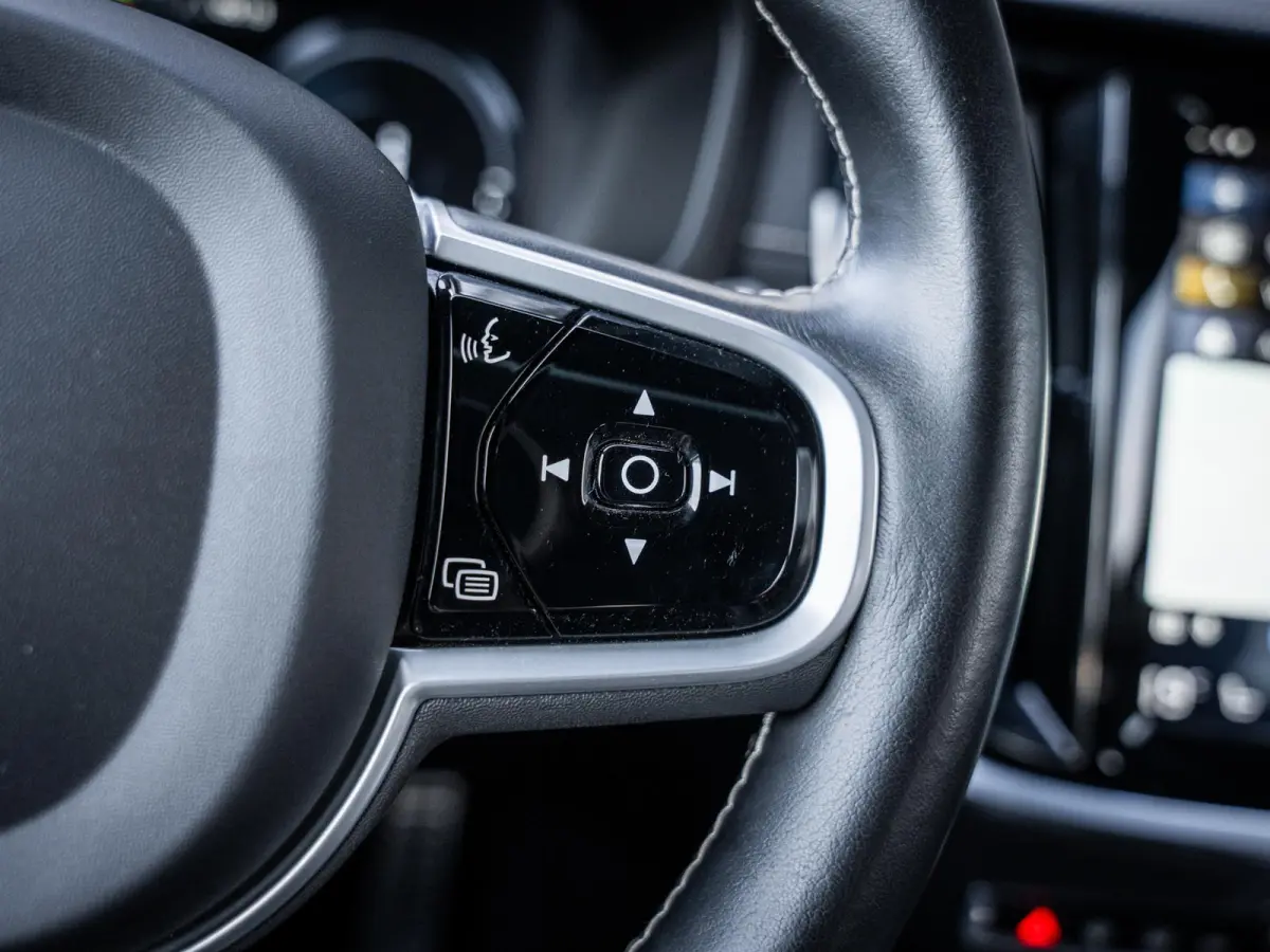 2.0 T8 Recharge AWD R-Design - Pano l ACC l 19'' l 360cam l Memory l HUD
