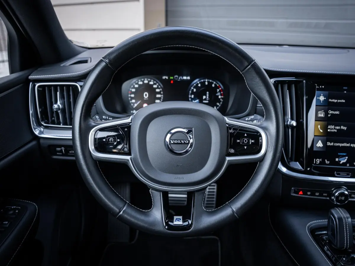 2.0 T8 Recharge AWD R-Design - Pano l ACC l 19'' l 360cam l Memory l HUD