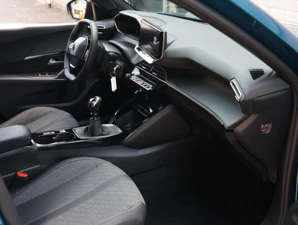 Allure 100pk Navigatie via Apple Carplay en Android Auto | Parkeersensoren voor en achter | Cruise control | Automatische airco | Lichtmetalen velgen