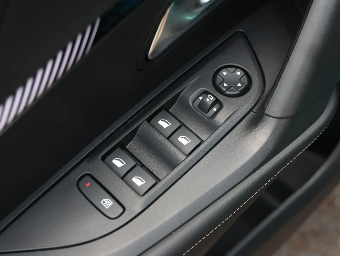Allure 100pk Navigatie via Apple Carplay en Android Auto | Parkeersensoren voor en achter | Cruise control | Automatische airco | Lichtmetalen velgen