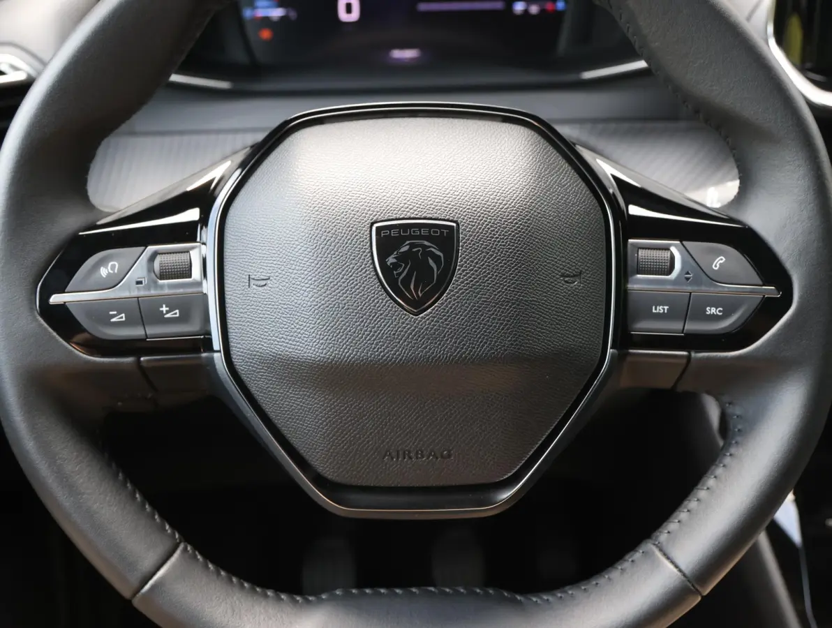 Allure 100pk Navigatie via Apple Carplay en Android Auto | Parkeersensoren voor en achter | Cruise control | Automatische airco | Lichtmetalen velgen