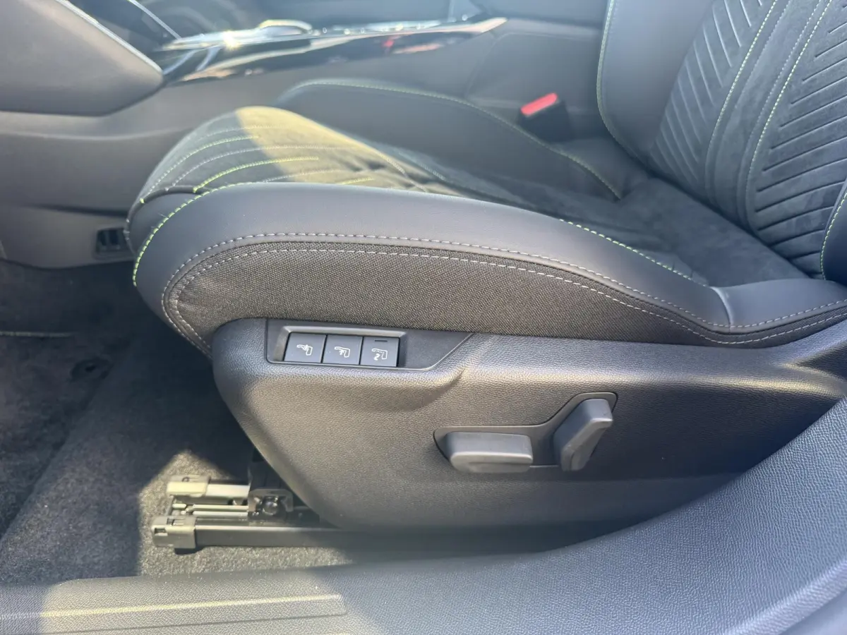 EV GT 54 kWh | Alcantara bekleding | Stoelverwarming | Elektrisch verstelbare stoelen/massage functie | Apple Carplay/Android Auto | Adaptieve Cruise Control | Camera | EVISSA Velgen | Keyle