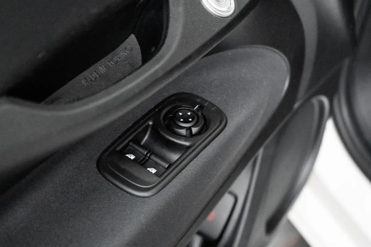 Icon 42 kWh Lichtmetalen velgen | Apple CarPlay/Android Auto | Cruise Controle | Climate Controle | Automatische airconditioning | Handrem elektrisch | Infotainment-systeem: UConnect met DAB