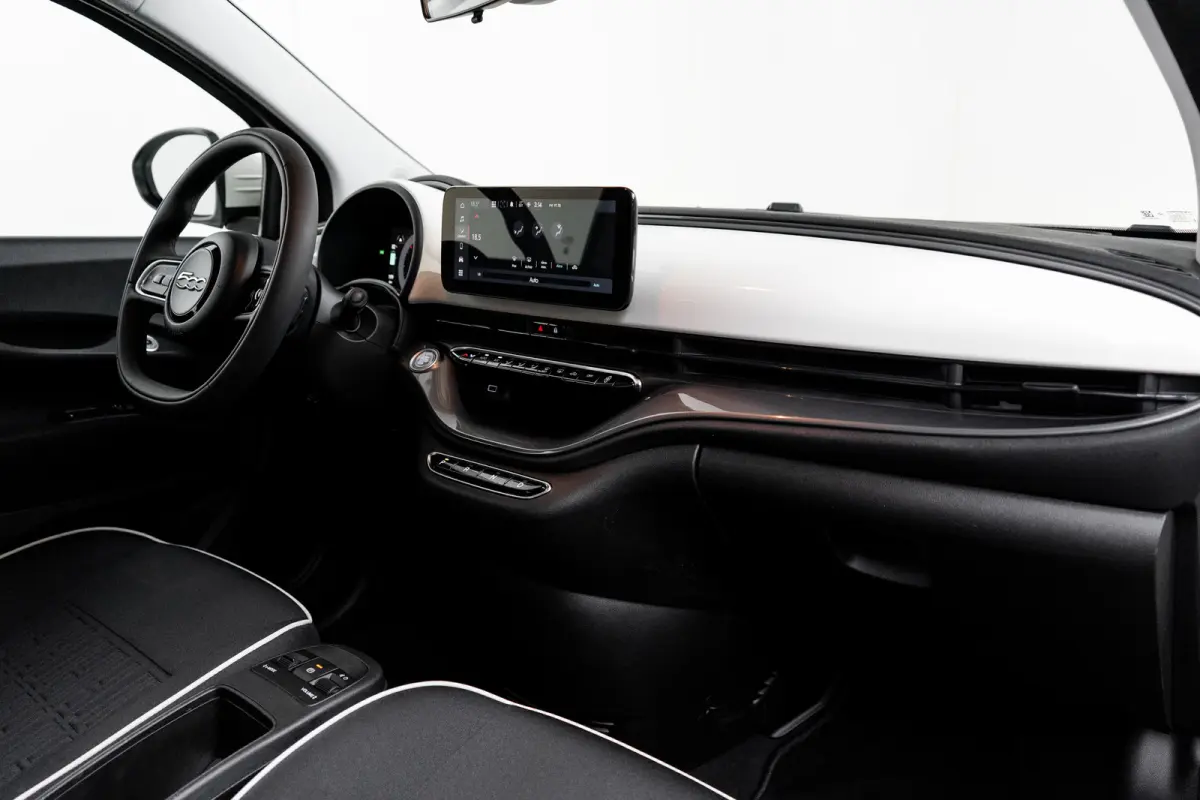 Icon 42 kWh Lichtmetalen velgen | Apple CarPlay/Android Auto | Cruise Controle | Climate Controle | Automatische airconditioning | Handrem elektrisch | Infotainment-systeem: UConnect met DAB
