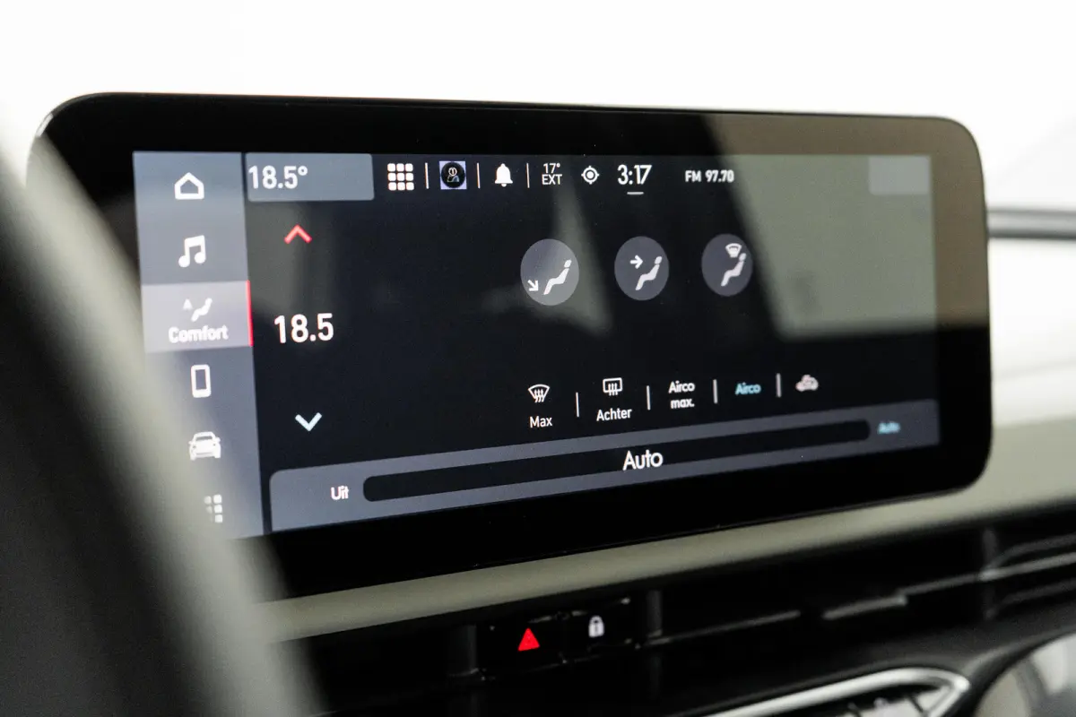 Icon 42 kWh Lichtmetalen velgen | Apple CarPlay/Android Auto | Cruise Controle | Climate Controle | Automatische airconditioning | Handrem elektrisch | Infotainment-systeem: UConnect met DAB