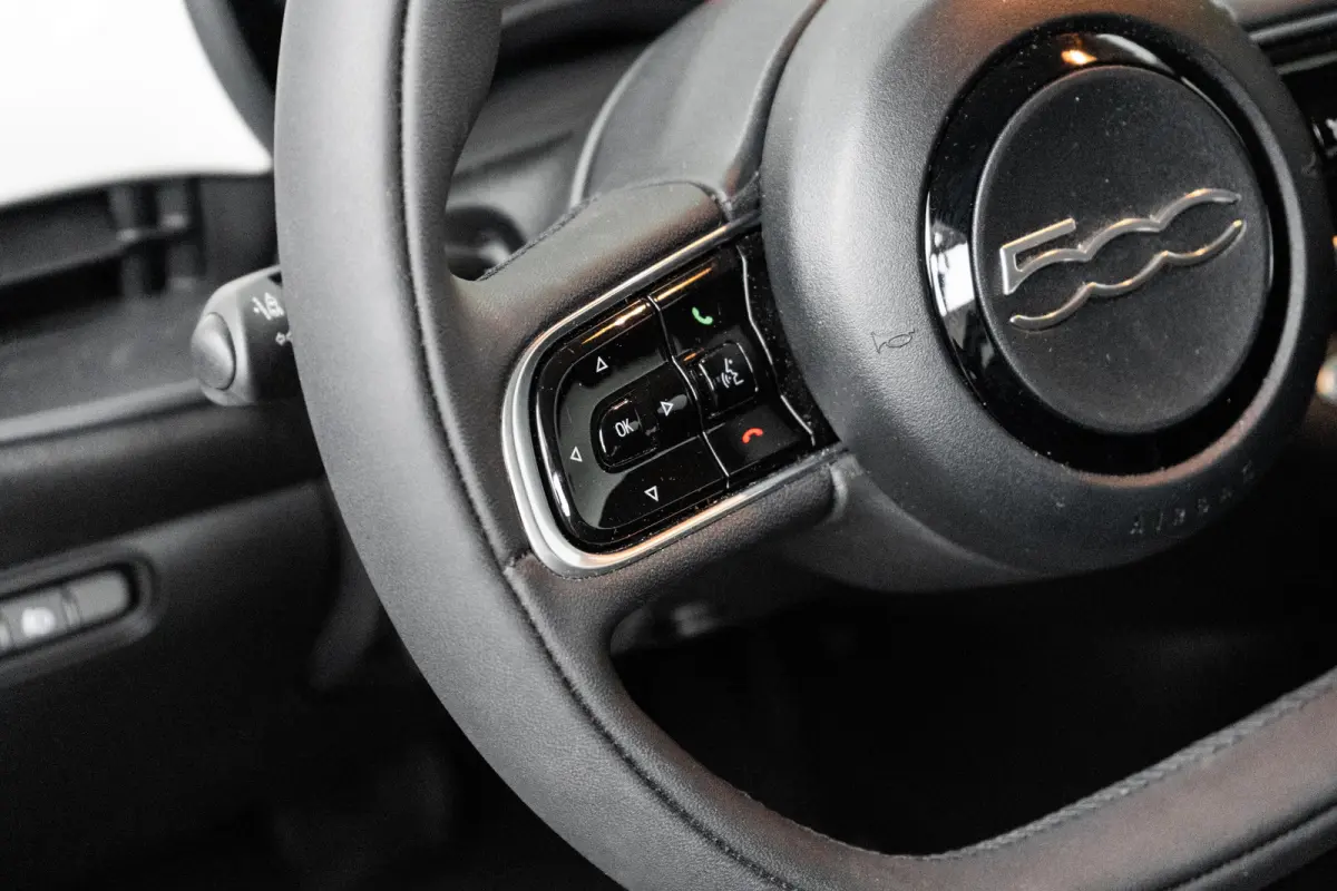 Icon 42 kWh Lichtmetalen velgen | Apple CarPlay/Android Auto | Cruise Controle | Climate Controle | Automatische airconditioning | Handrem elektrisch | Infotainment-systeem: UConnect met DAB
