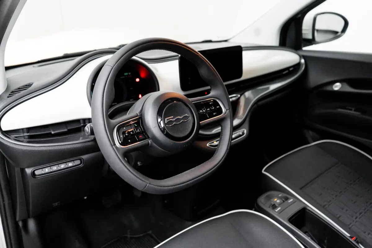Icon 42 kWh Lichtmetalen velgen | Apple CarPlay/Android Auto | Cruise Controle | Climate Controle | Automatische airconditioning | Handrem elektrisch | Infotainment-systeem: UConnect met DAB