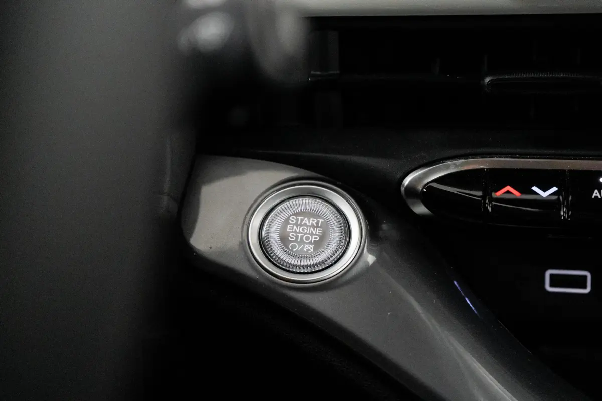 Icon 42 kWh Lichtmetalen velgen | Apple CarPlay/Android Auto | Cruise Controle | Climate Controle | Automatische airconditioning | Handrem elektrisch | Infotainment-systeem: UConnect met DAB