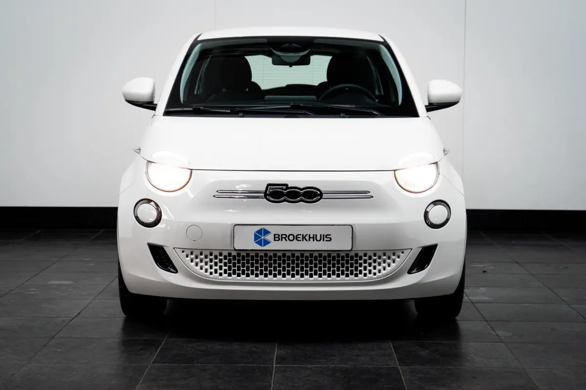 Icon 42 kWh Lichtmetalen velgen | Apple CarPlay/Android Auto | Cruise Controle | Climate Controle | Automatische airconditioning | Handrem elektrisch | Infotainment-systeem: UConnect met DAB