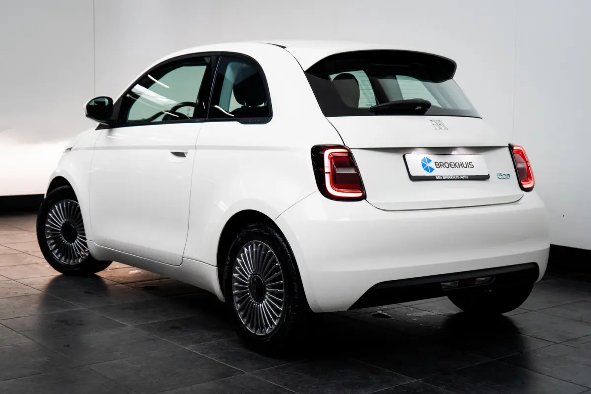Icon 42 kWh Lichtmetalen velgen | Apple CarPlay/Android Auto | Cruise Controle | Climate Controle | Automatische airconditioning | Handrem elektrisch | Infotainment-systeem: UConnect met DAB