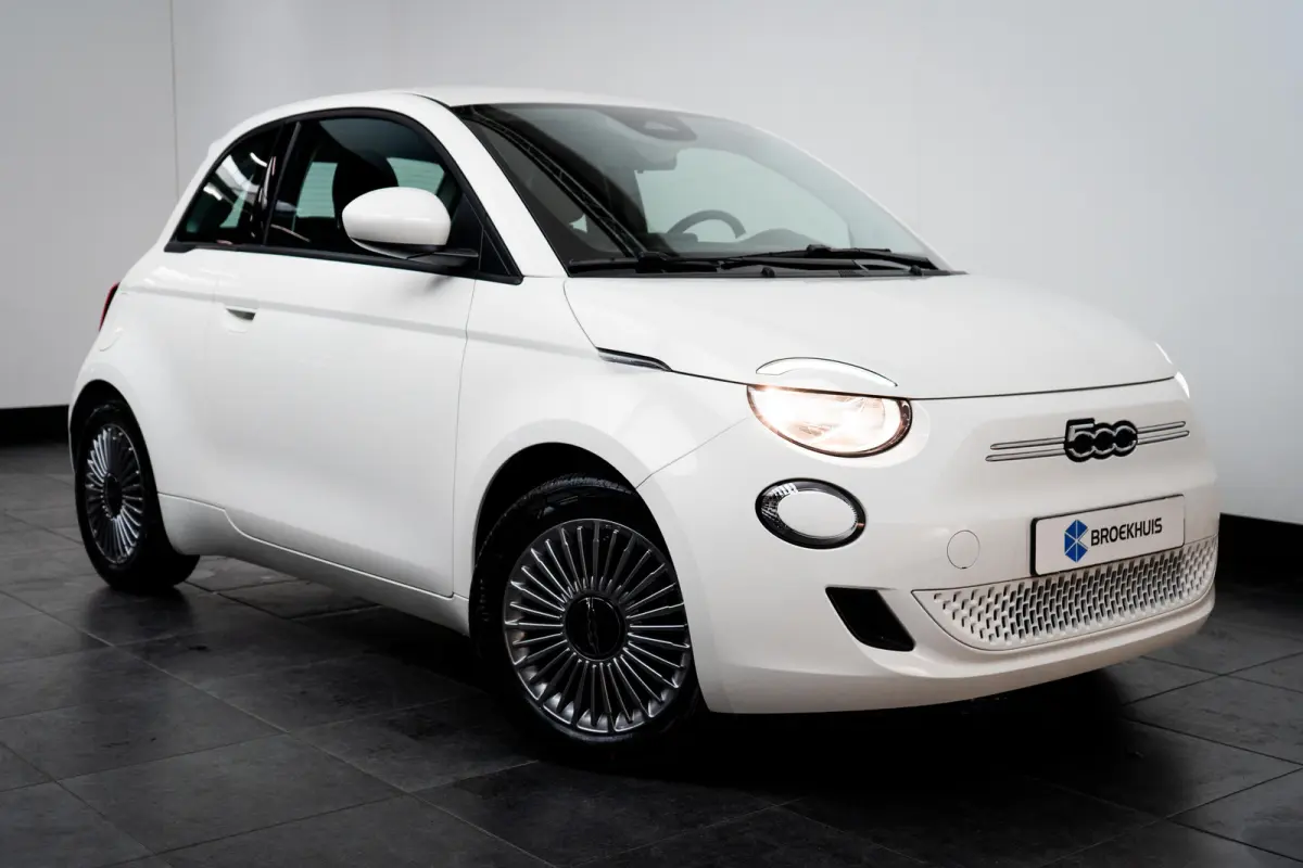 Icon 42 kWh Lichtmetalen velgen | Apple CarPlay/Android Auto | Cruise Controle | Climate Controle | Automatische airconditioning | Handrem elektrisch | Infotainment-systeem: UConnect met DAB