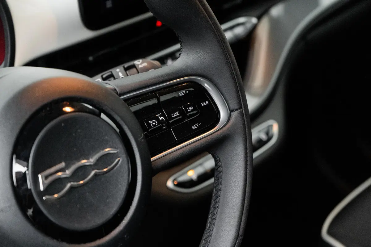 Icon 42 kWh Lichtmetalen velgen | Apple CarPlay/Android Auto | Cruise Controle | Climate Controle | Automatische airconditioning | Handrem elektrisch | Infotainment-systeem: UConnect met DAB