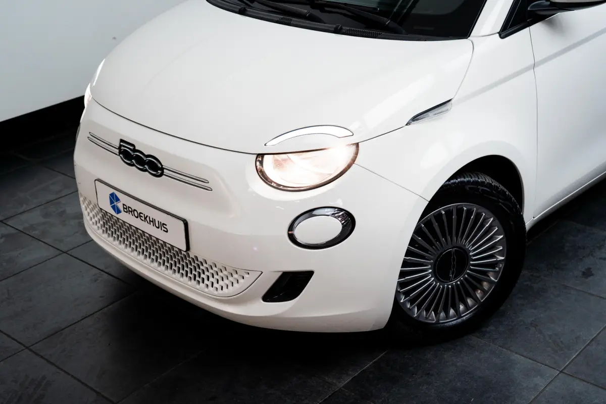 Icon 42 kWh Lichtmetalen velgen | Apple CarPlay/Android Auto | Cruise Controle | Climate Controle | Automatische airconditioning | Handrem elektrisch | Infotainment-systeem: UConnect met DAB