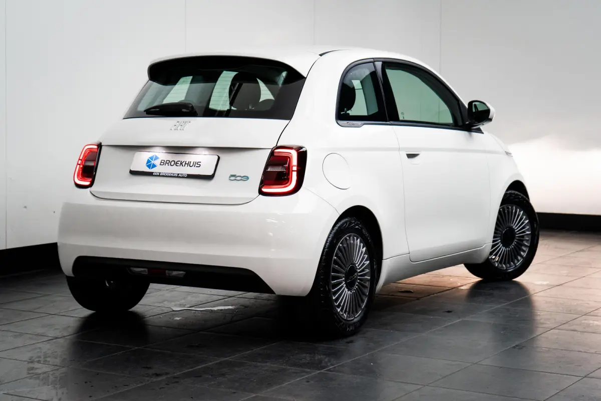 Icon 42 kWh Lichtmetalen velgen | Apple CarPlay/Android Auto | Cruise Controle | Climate Controle | Automatische airconditioning | Handrem elektrisch | Infotainment-systeem: UConnect met DAB
