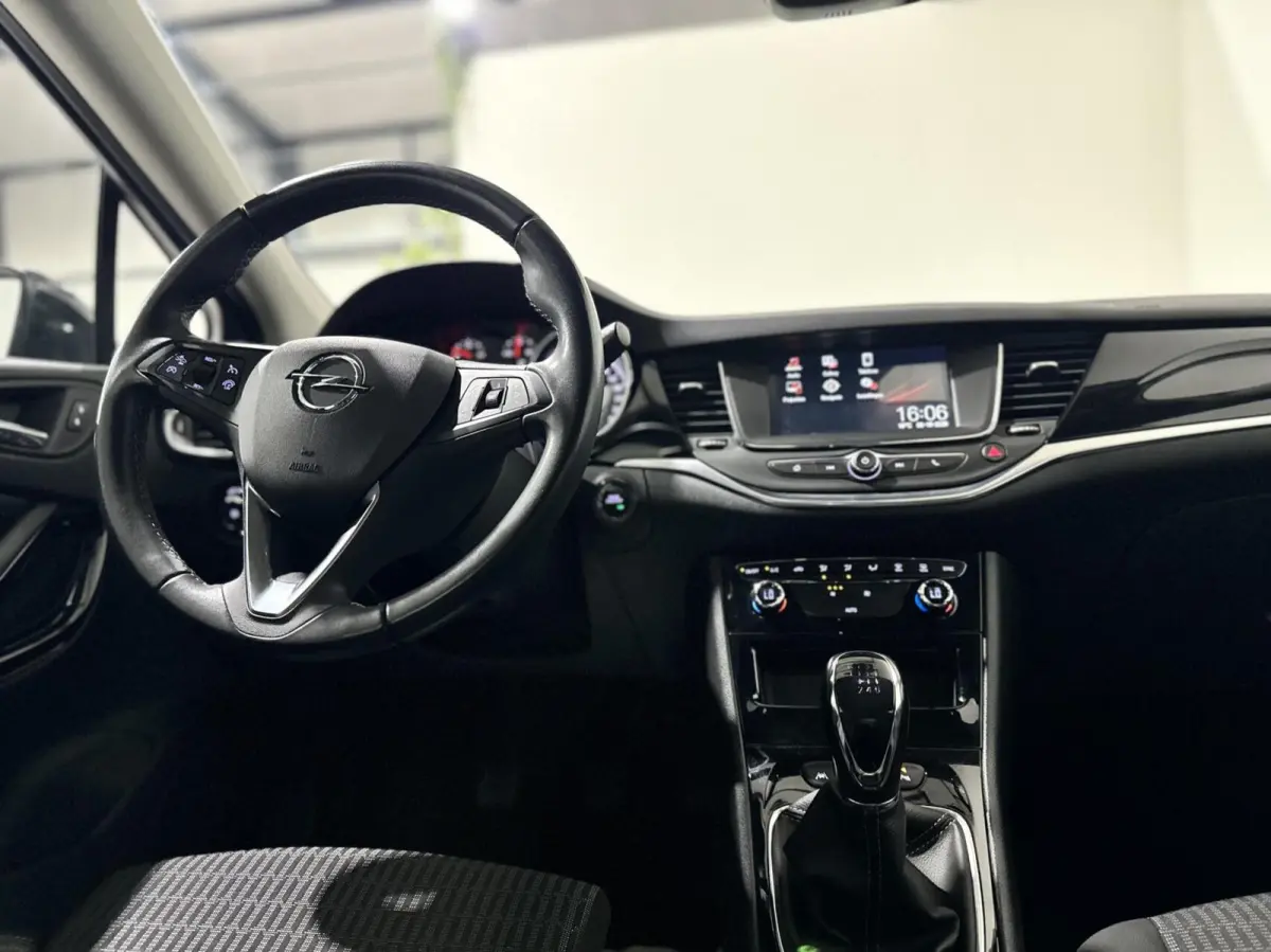 Business Elegance|KEYLESS|CARPLAY|LANE ASSIST