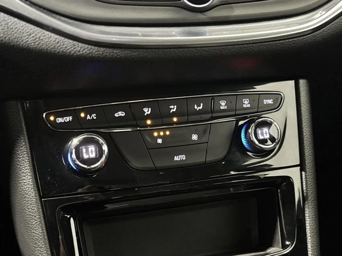 Business Elegance|KEYLESS|CARPLAY|LANE ASSIST