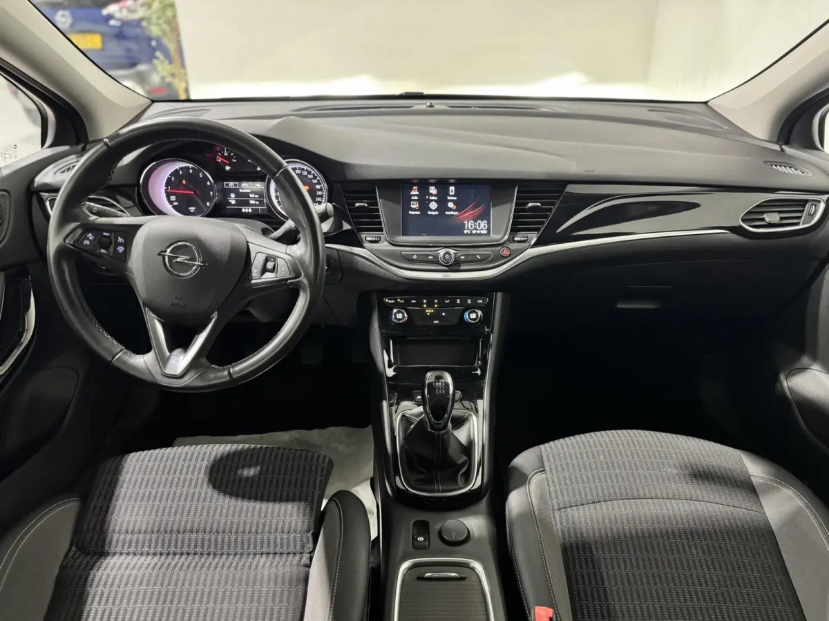 Business Elegance|KEYLESS|CARPLAY|LANE ASSIST