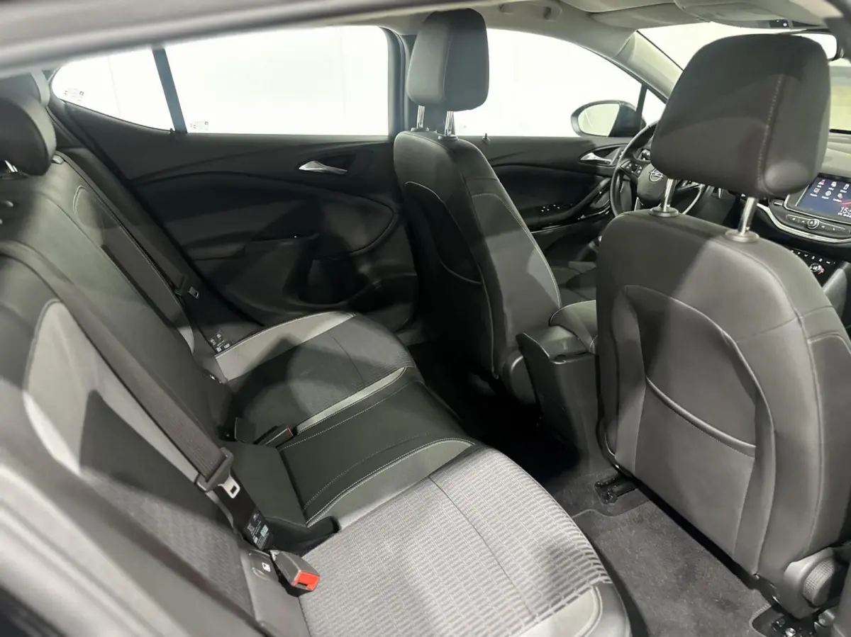 Business Elegance|KEYLESS|CARPLAY|LANE ASSIST