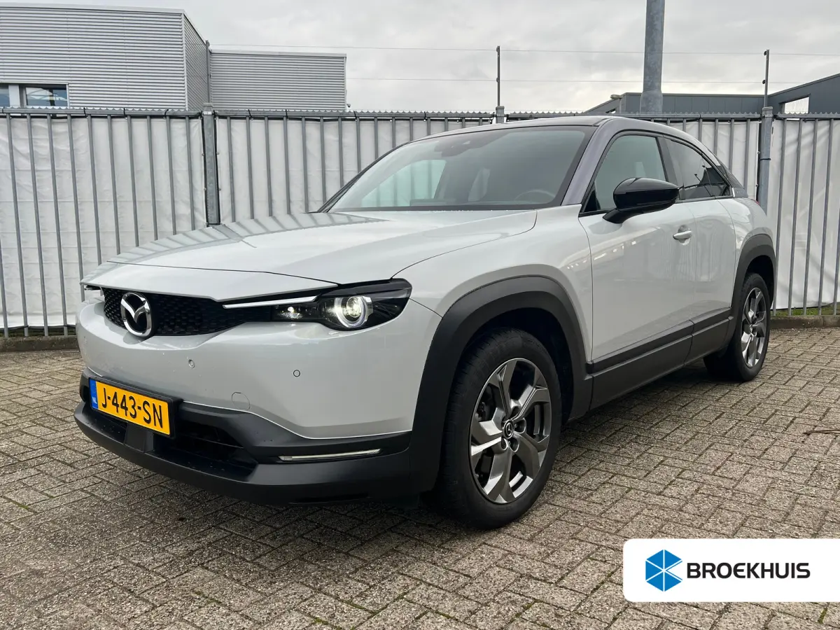 e-SkyActiv 145pk First Edition 36 kWh | Camera | Carplay | Adaptive cruise controle | Dodehoek detectie | Parkeersensoren | Navigatie | Stoelverwarming | Head-up display