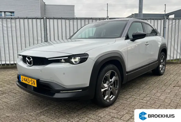 e-SkyActiv 145pk First Edition 36 kWh | Camera | Carplay | Adaptive cruise controle | Dodehoek detectie | Parkeersensoren | Navigatie | Stoelverwarming | Head-up display