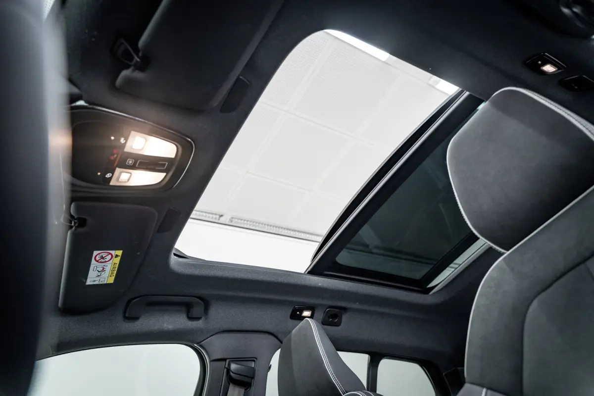 B4 197PK Plus Dark | 360 | Pixel Led | Trekhaak | Panoramadak | Getint Glas