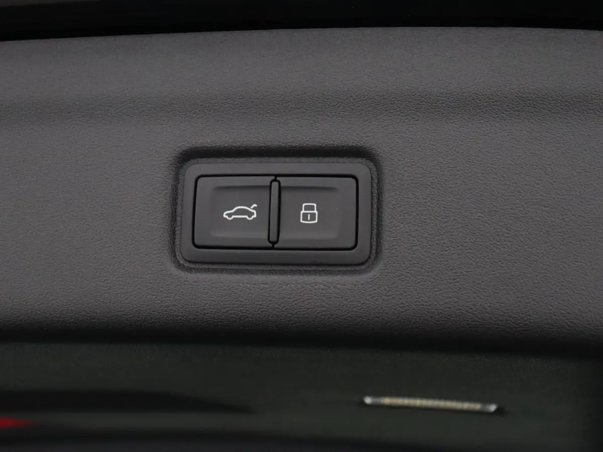 Advanced edition performance 100 kWh 306 PK | Navigatie | Omgevingscamera’s | Elektrisch instelbare stoelen | MMI Bijrijdersscherm | Leder-kunstlederen sportstoelen | Matrix Ledkoplampen| 