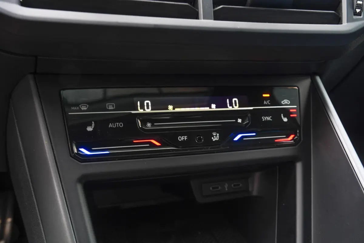 1.0 TSI R-Line | Panorama | ACC | Carplay | Camera | IQ Light