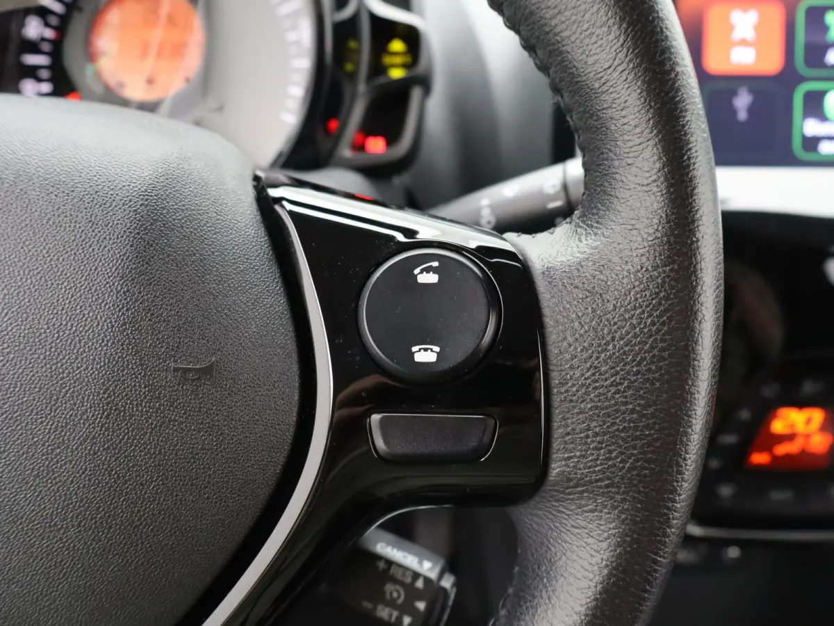 1.0 e-VTi Allure Carplay | Camera | Climate Control | Keyless | Bluetooth Telefoonverbinding | 15" Lichtmetalen Velgen | Origineel NL!