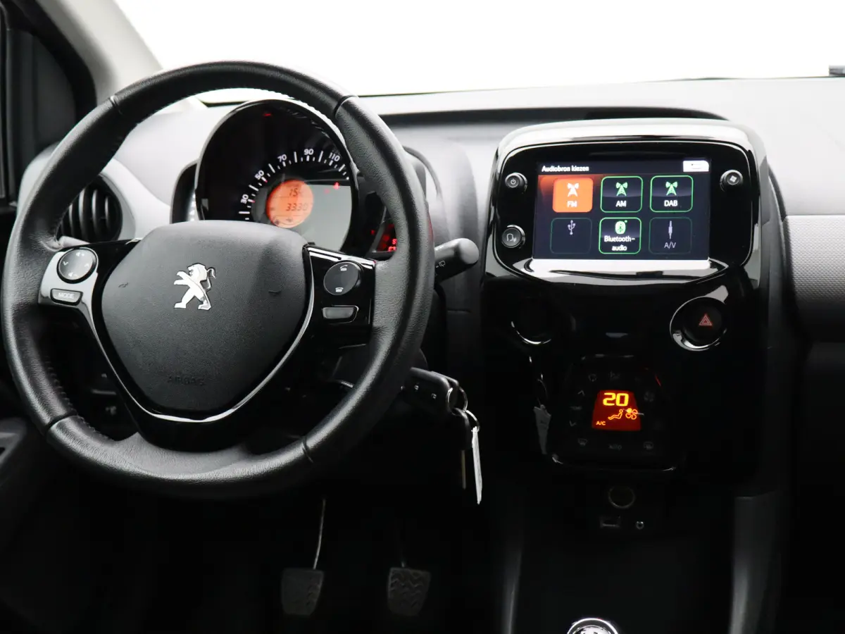1.0 e-VTi Allure Carplay | Camera | Climate Control | Keyless | Bluetooth Telefoonverbinding | 15" Lichtmetalen Velgen | Origineel NL!