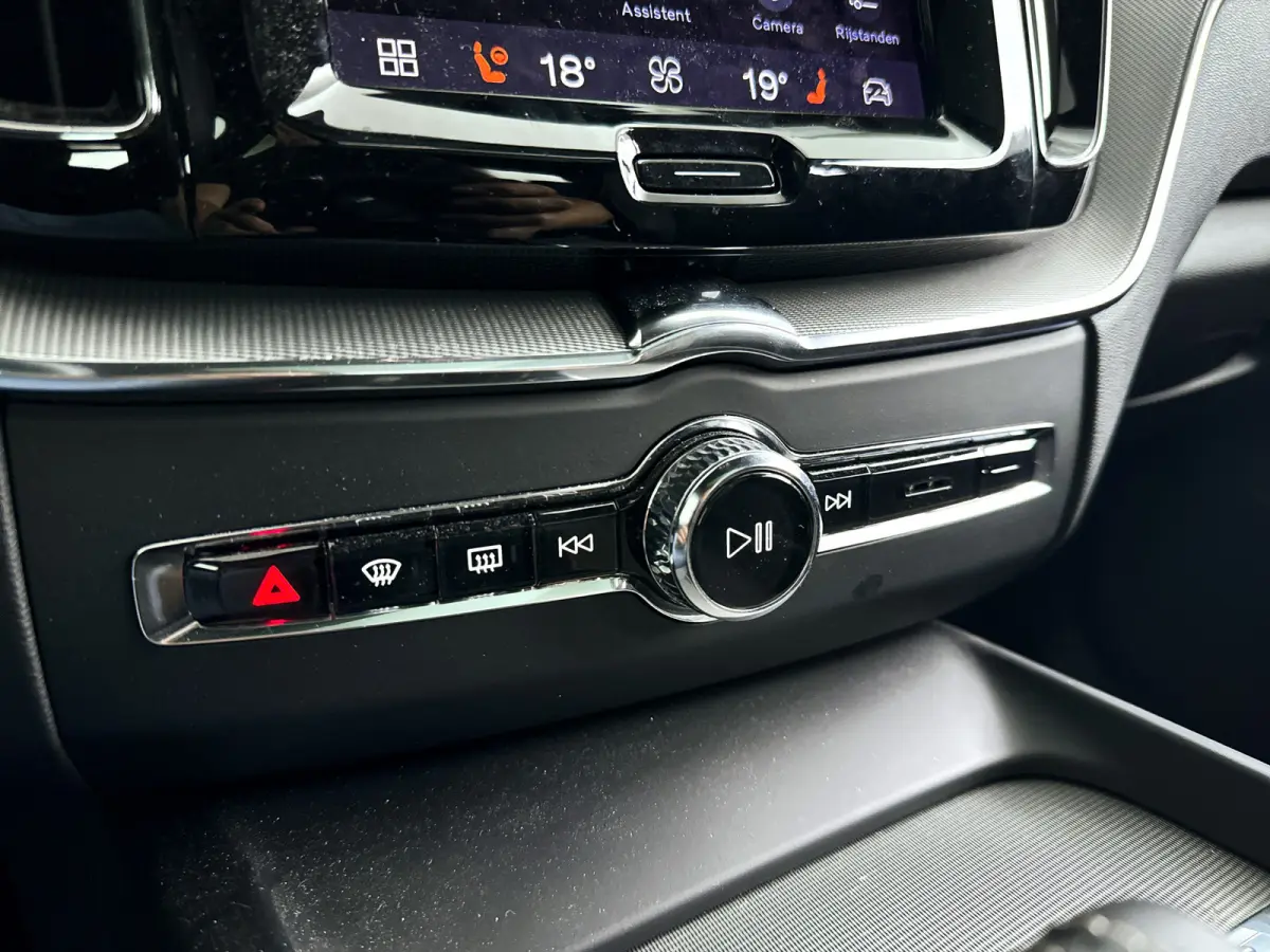 T6 Plug-in hybrid AWD Plus Dark | Panoramadak | Parkeercamera | Stoel- en Stuurverwarming