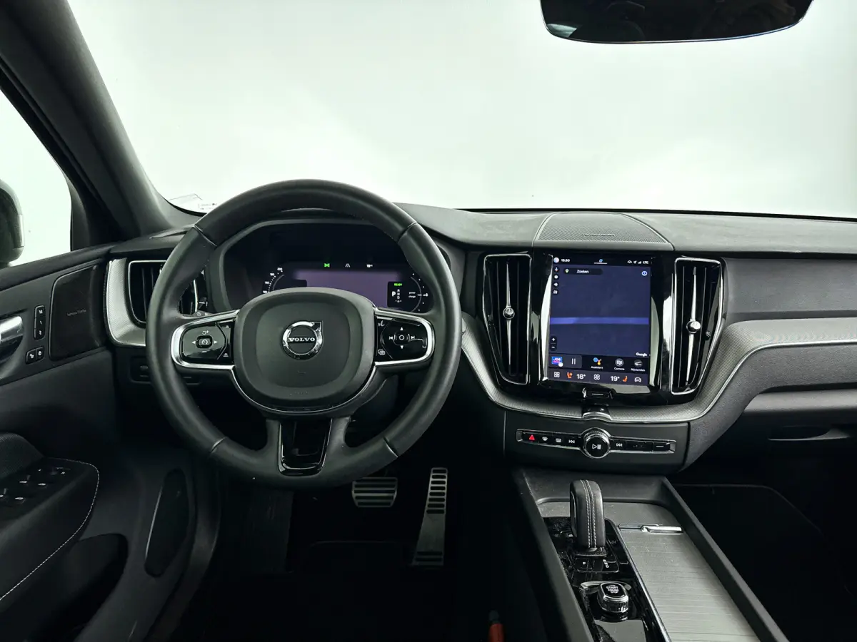 T6 Plug-in hybrid AWD Plus Dark | Panoramadak | Parkeercamera | Stoel- en Stuurverwarming