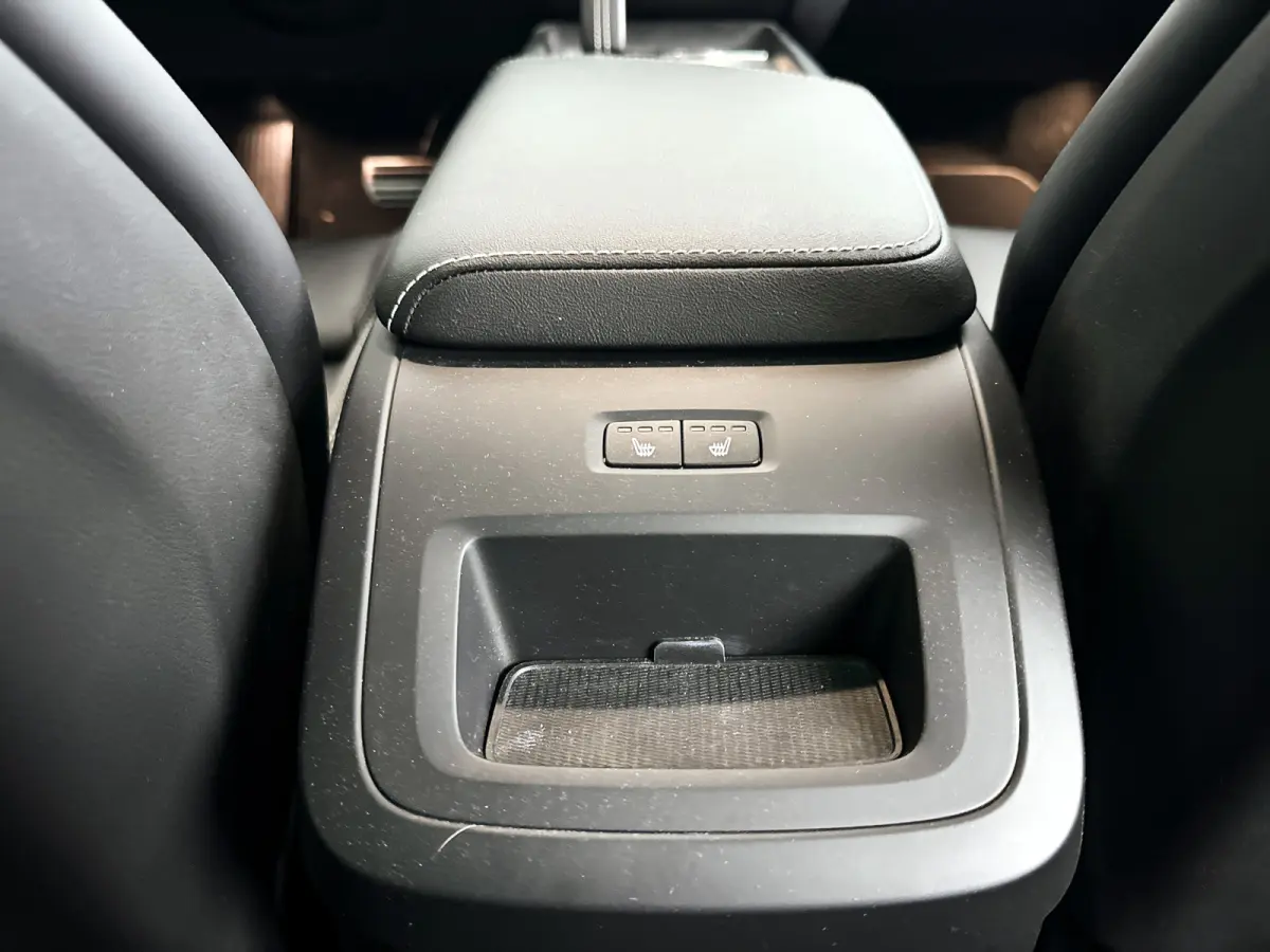 T6 Plug-in hybrid AWD Plus Dark | Panoramadak | Parkeercamera | Stoel- en Stuurverwarming