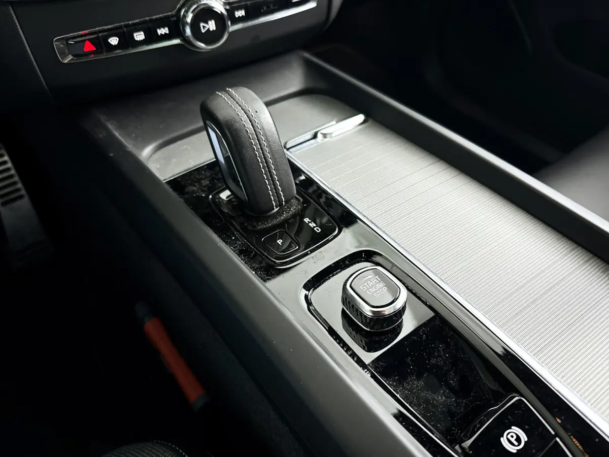 T6 Plug-in hybrid AWD Plus Dark | Panoramadak | Parkeercamera | Stoel- en Stuurverwarming