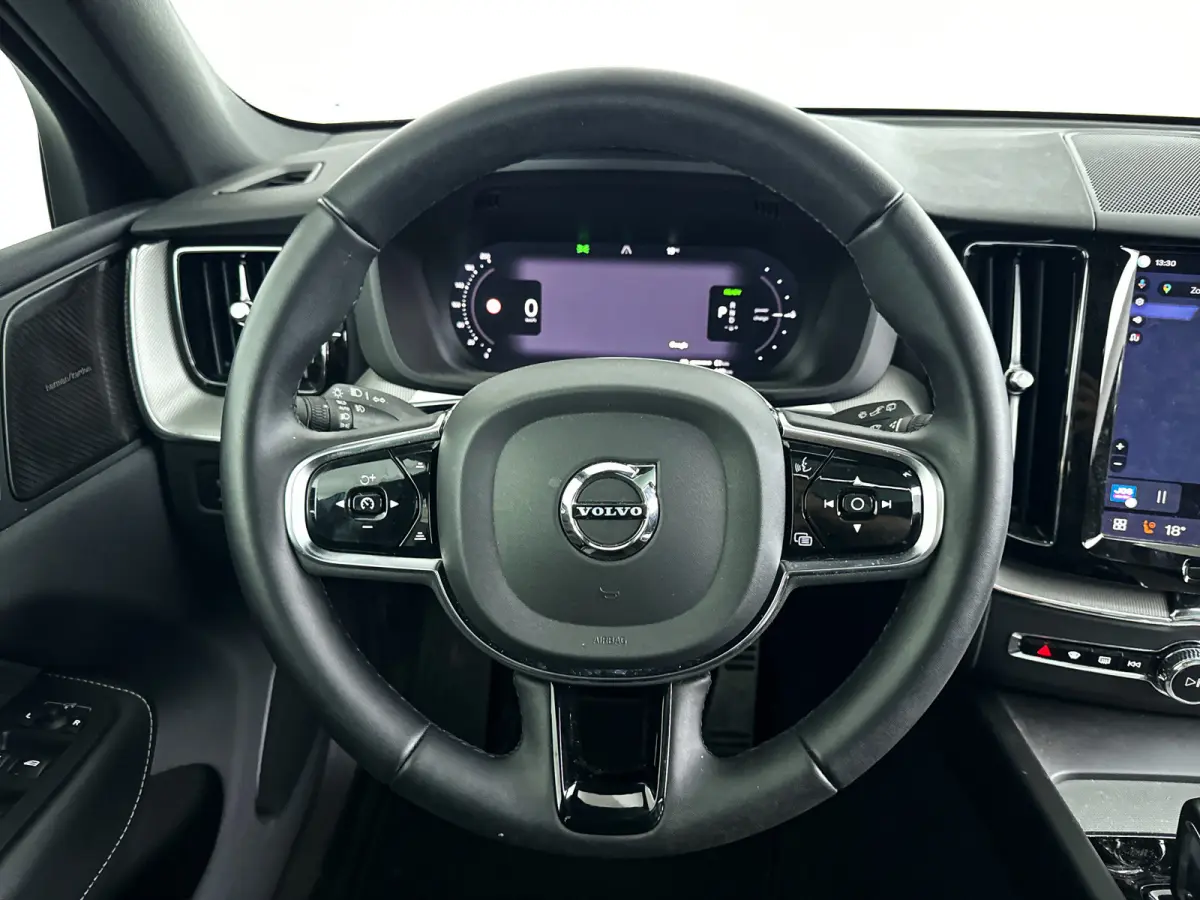 T6 Plug-in hybrid AWD Plus Dark | Panoramadak | Parkeercamera | Stoel- en Stuurverwarming