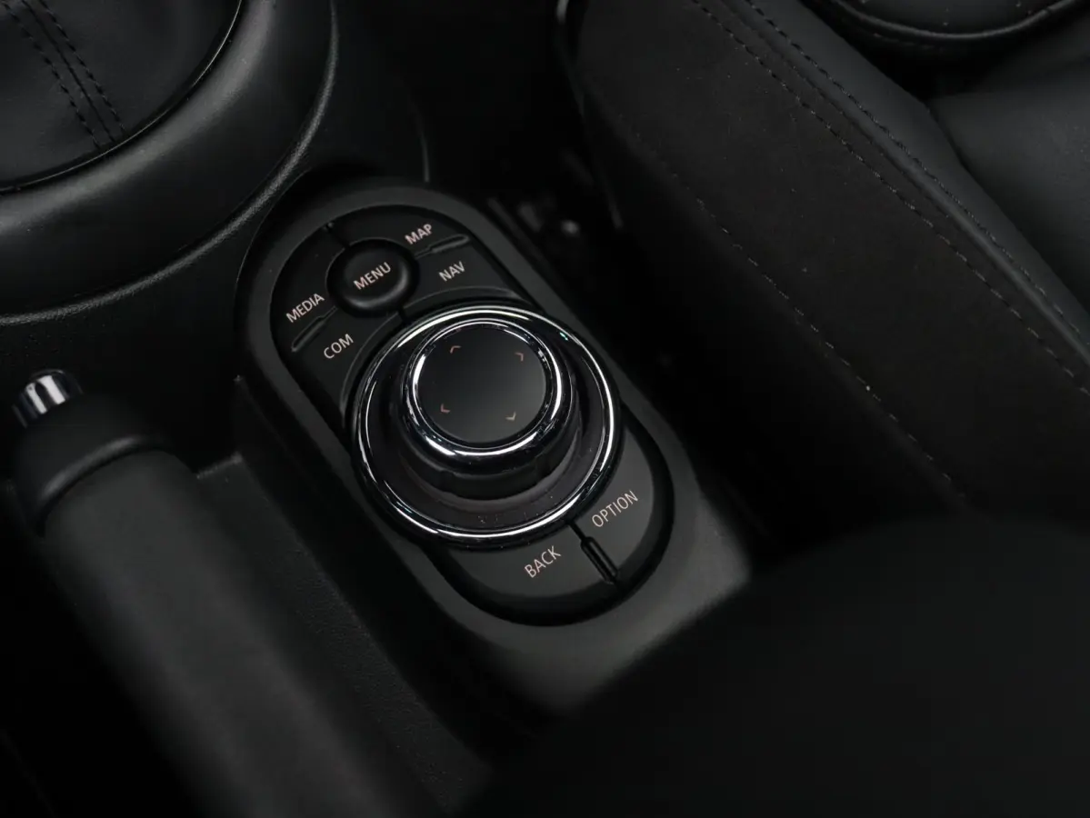 Cooper | Camden Edition + Panodak + Sportstoelen + Apple Carplay + Camera + Comfort Access + Stuurwiel Verwarmd + 17'' LMV