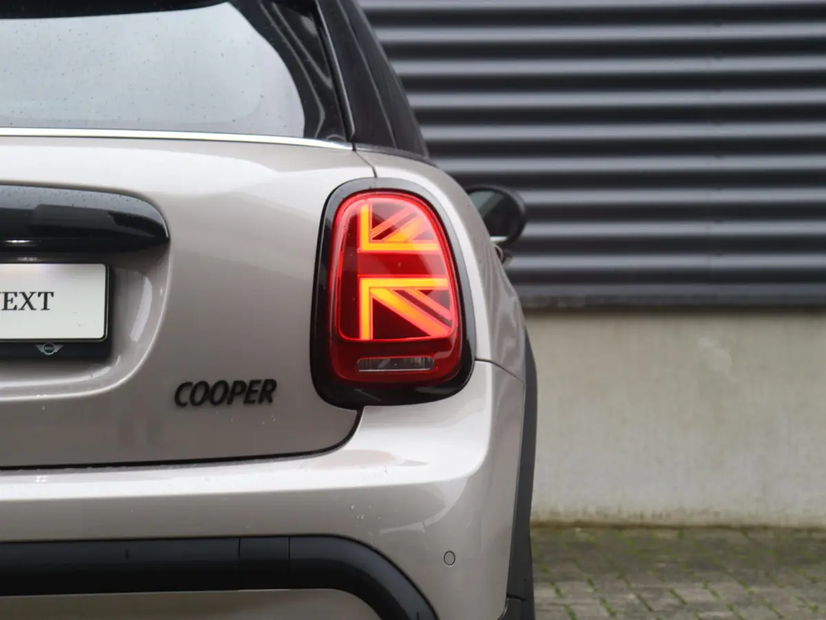 Cooper | Camden Edition + Panodak + Sportstoelen + Apple Carplay + Camera + Comfort Access + Stuurwiel Verwarmd + 17'' LMV