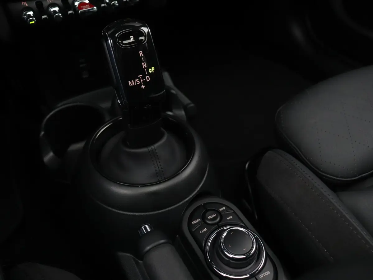 Cooper | Camden Edition + Panodak + Sportstoelen + Apple Carplay + Camera + Comfort Access + Stuurwiel Verwarmd + 17'' LMV