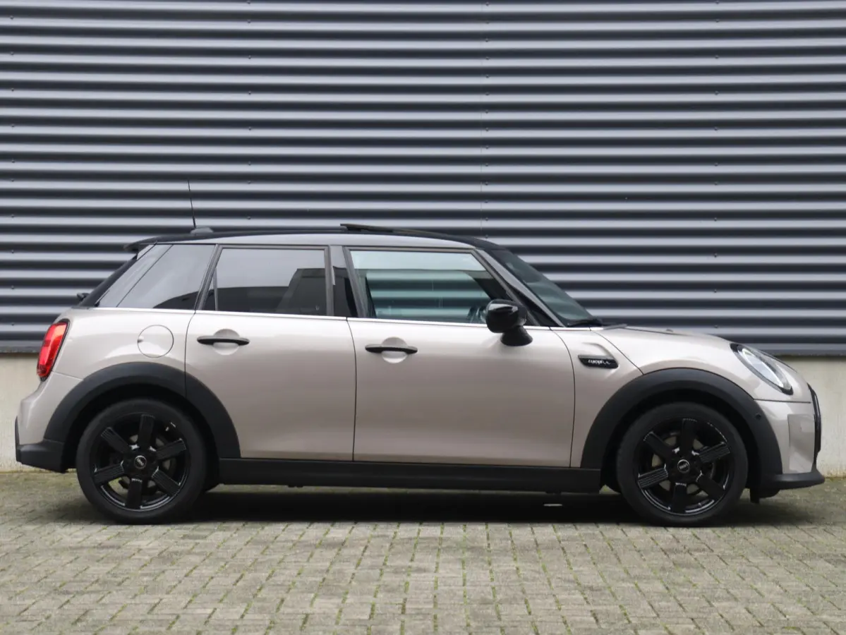 Cooper | Camden Edition + Panodak + Sportstoelen + Apple Carplay + Camera + Comfort Access + Stuurwiel Verwarmd + 17'' LMV