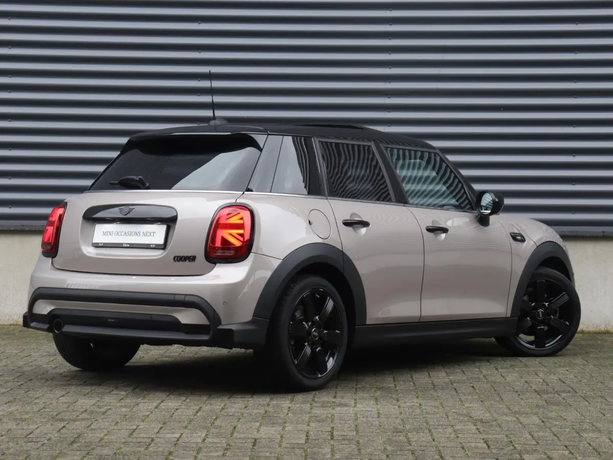 Cooper | Camden Edition + Panodak + Sportstoelen + Apple Carplay + Camera + Comfort Access + Stuurwiel Verwarmd + 17'' LMV