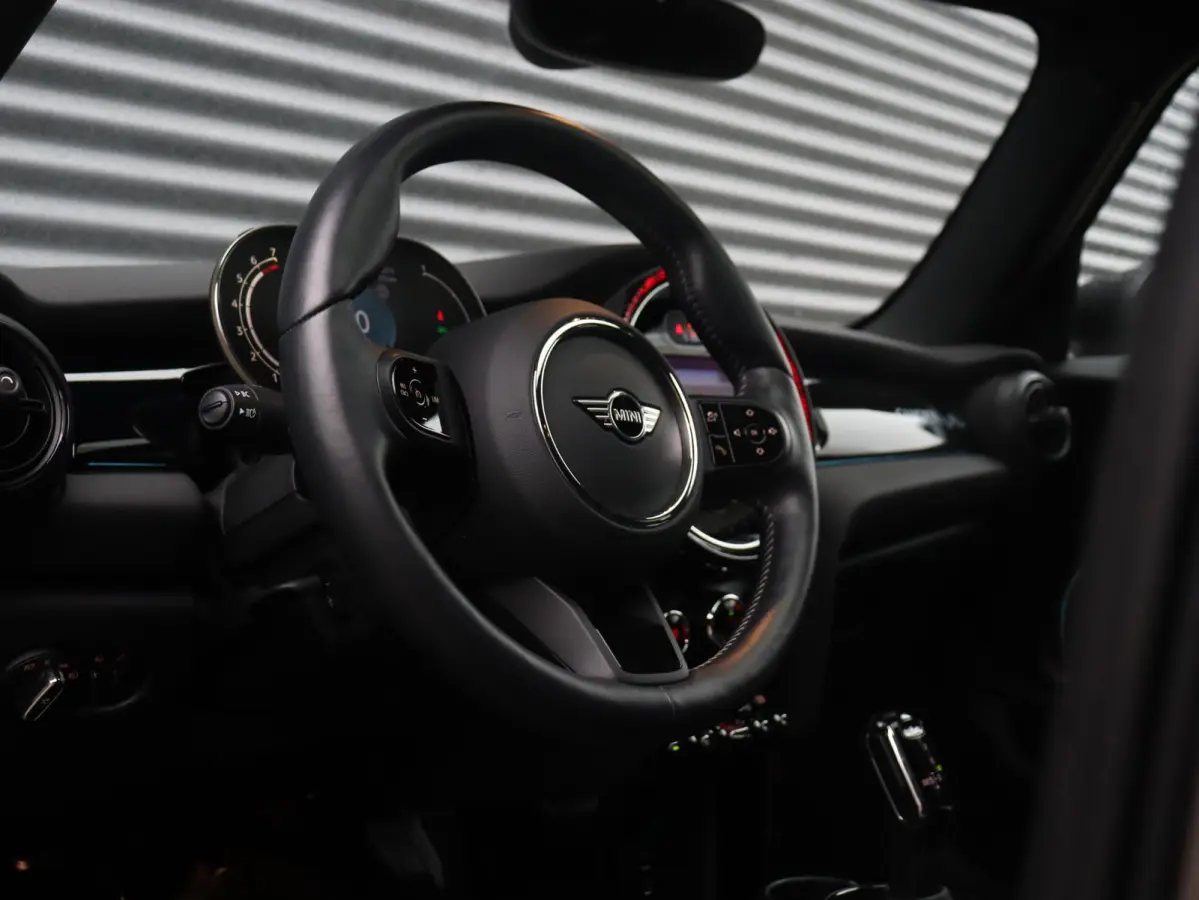 Cooper | Camden Edition + Panodak + Sportstoelen + Apple Carplay + Camera + Comfort Access + Stuurwiel Verwarmd + 17'' LMV